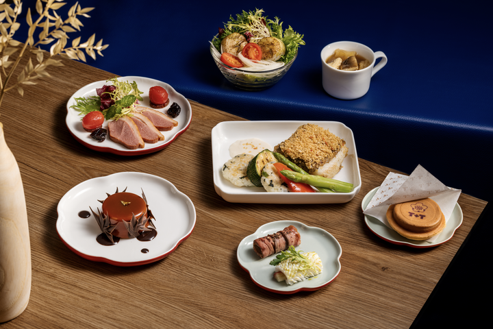 ▲2026/01/01起，華航桃園出發飛往歐美及大洋洲的長程航班全艙等，皆可享用與T+T聯名打造東南亞風味且融合台灣在地特色的高空饗宴。　圖：中華航空／提供