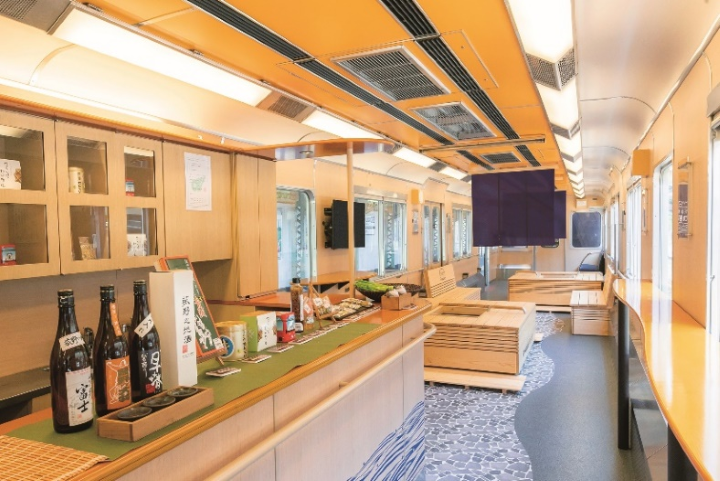 ▲車廂內販售菰野町的地酒、溫泉點心與特色伴手禮等。　圖：三重縣菰野町／提供