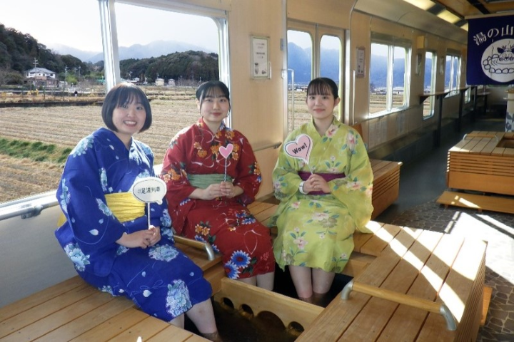 在列車車廂內體驗足湯溫泉。　圖：三重縣菰野町／提供