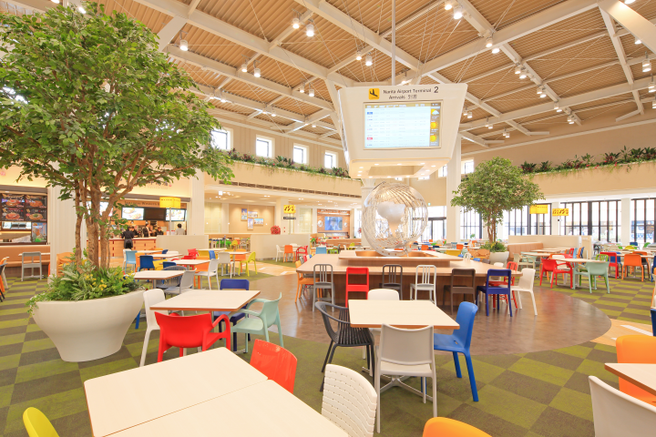  ▲用餐同時能隨時查看成田國際機場飛機時刻表，呈現商場的貼心巧思。　圖：向日遊／提供