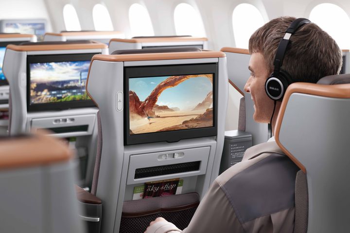 ▲長榮航空第四代豪華經濟艙座椅增設頭靠兩側隱私隔板強調更好的隱密性，另配有15.6吋高畫質螢幕，大型收納空間、椅背螢幕下方儲物空間，提供旅客舒適的飛行體驗。　圖：長榮航空／提供