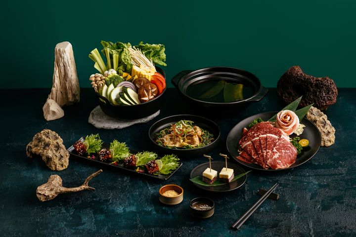 ▲煙波花蓮館一泊二饗「山釀極鮮」住房專案，雙人分饗主打和風照燒山泉鱘龍魚，外酥內嫩，搭配日式昆布湯火鍋、美國SRF極黑和牛與五花豚，湯底清鮮。圖／煙波國際觀光集團提供。　圖：煙波國際觀光集團／提供