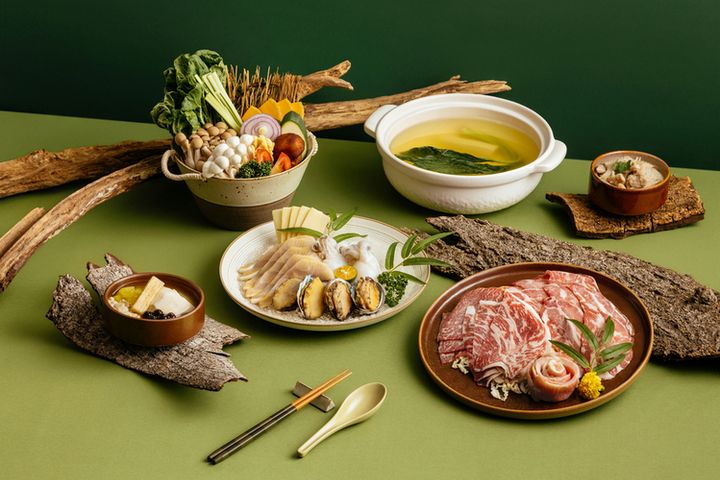 ▲煙波花時間宜蘭傳藝一泊二饗「山釀極鮮」住房專案，四人分饗有美國 SRF 極黑和牛、伊比利梅花豚、伊比利松阪豬、山泉鱘龍魚、帶殼九孔鮑、墨魚仔。　圖：煙波國際觀光集團／提供