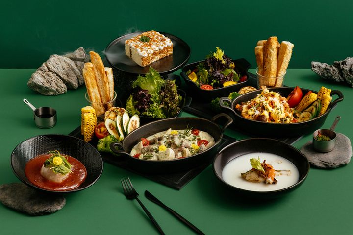 ▲新竹都會館四人分饗餐以馬告炙燒山泉鱘龍魚湯與刺蔥奶油美國 SRF 極黑和牛為亮點，搭配主廚以在地風味延伸的韓式焦糖紅醬肉圓與魚子水蒸蛋糕，呈現山林香氣與城市創意並置的饗宴。　圖：煙波國際觀光集團／提供