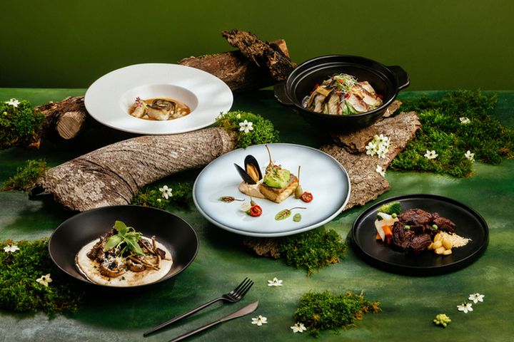 煙波集團自即日起至2026年5月推出冬春季全新一泊二饗「山釀極鮮」住房專案，以美國 SRF 極黑和牛與宜蘭山泉鱘龍魚為主軸。　圖：煙波國際觀光集團／提供