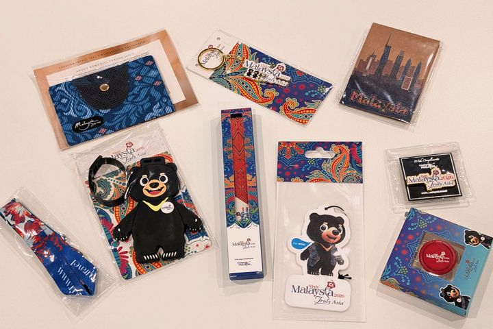 ▲致贈給台灣旅客的 VM2026 限量主題紀念品。　圖：馬來西亞觀光局台北辦事處／來源
