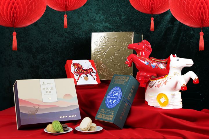 馬年限定「立馬探吉」生肖瓷罐禮盒，並集結30款春節禮盒選擇，從台灣工藝收藏、創意台味餅乾到星級餐飲聯名，一次滿足不同送禮需求。　圖：昇恆昌／提供 