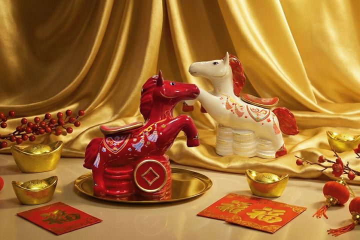 ▲攜手鶯歌在地陶瓷窯廠「歐文瓷」，推出馬年限定「立馬探吉」生肖瓷罐禮盒，禮盒內甜點與更生保護協會輔導的甜點廠商合作，讓送禮同時傳遞溫暖心意。　圖：昇恆昌／提供