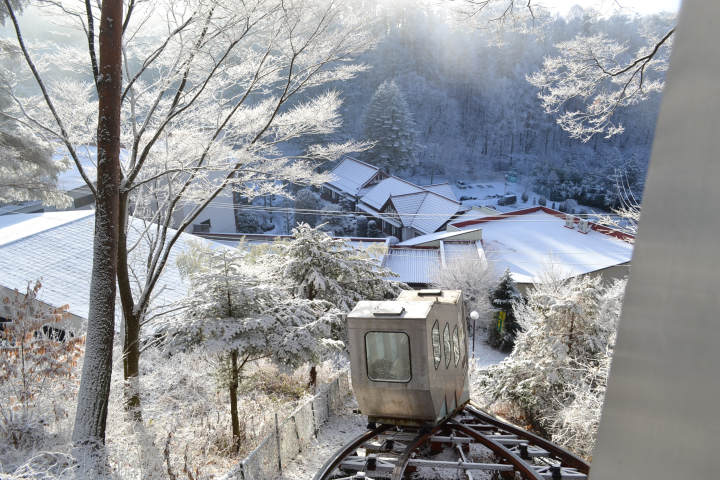 通往「雲上溫泉」的小型登山纜車。　圖：菱野温泉常盤館／提供