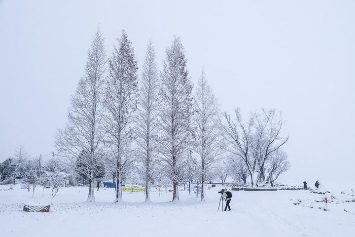 ▲楊平兩水頭以清晨薄霧和如鏡面般的倒影而聞名，冬季雪景更添風情。　圖：東南旅行社／來源