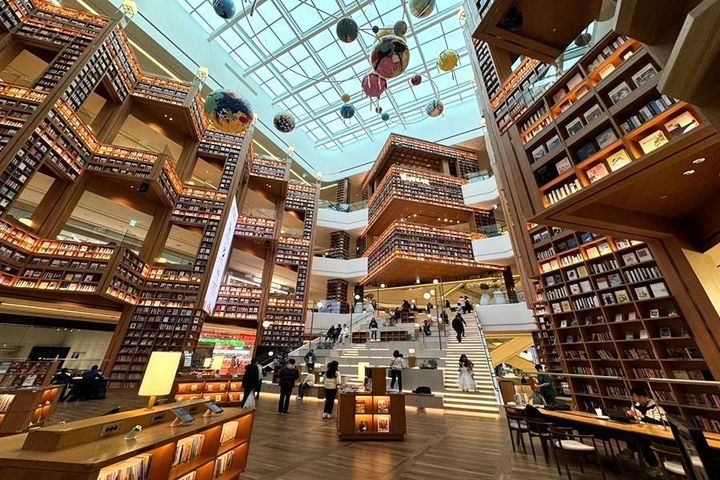 ▲2024年1月開幕的水原星空圖書館2.0，挑高四層樓並搭配宇宙造型，夢幻好拍。　圖：東南旅行社／來源