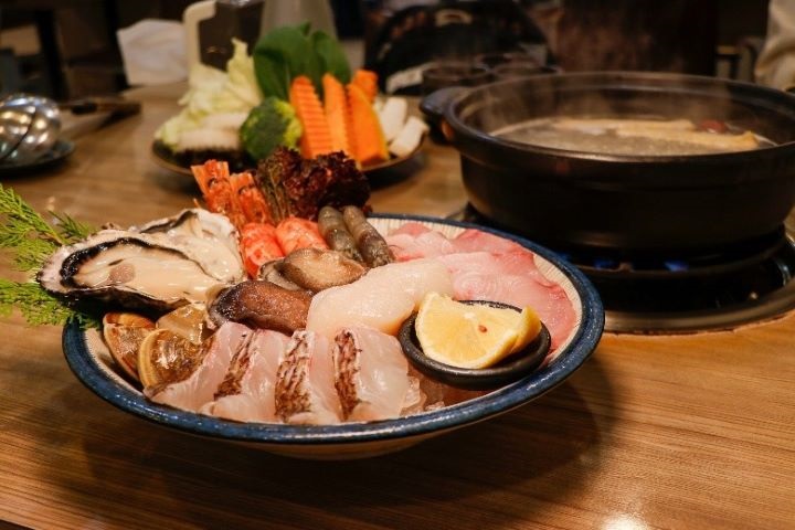 「十二籃粥火鍋」推出的海鮮火鍋套餐。　圖：JFOODO／來源