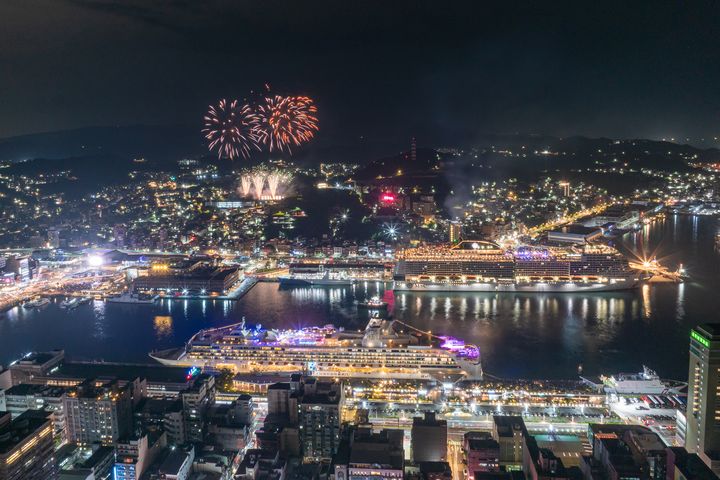 ▲探索星號(下左) 、地中海榮耀號(上右)雙輪靠泊基隆港。（2025.05.23）　圖：臺灣港務公司基隆港務分公司／提供