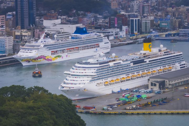 挪威天空號(左)、歌詩達莎倫娜號(右)雙輪靠泊基隆港（2025.01.26）。　圖：臺灣港務公司基隆港務分公司／提供