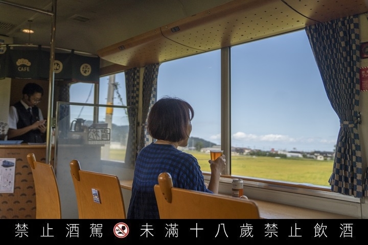 ▲開放感十足、具備大片玻璃窗的吧檯座位相當受歡迎，車程沿途美景不斷。【禁止酒駕；飲酒過量，害人害己。】　圖：兵庫縣／提供