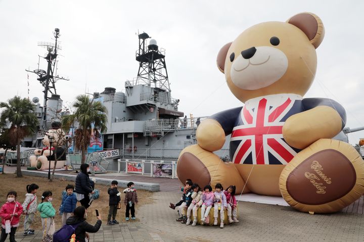 ▲德陽艦前草坪設置大型泰迪熊造景與互動裝置，打造療癒又吸睛的拍照熱點。　圖：臺南市政府新聞及國際關係處／提供