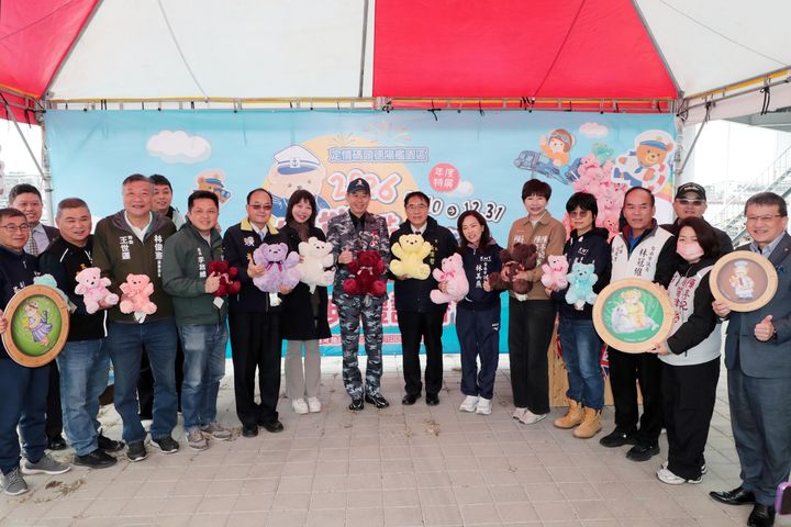 ▲不管是軍事迷、泰迪熊迷或親子家庭，把握展期前來體驗別具特色的海上主題展覽。　圖：臺南市政府新聞及國際關係處／提供