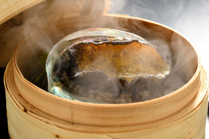 ▲經典烹調手法「酒蒸鮑魚」在市內餐廳、旅館都有機會品嘗。　圖：大船渡市觀光物產協會／提供