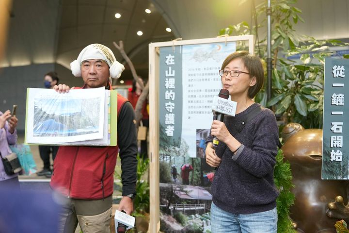 ▲台灣千里步道協會與民眾介紹展覽內容，透過影像紀錄、與插畫創作、現場展示步道修築工法實體工具與裝置作品，傳遞嘉明湖手作步道的核心精神。　圖：農業部林業及自然保育署臺東分署／提供
