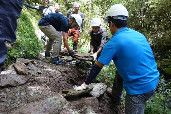 ▲手作步道志工夥伴就地取材。　圖：農業部林業及自然保育署臺東分署／提供