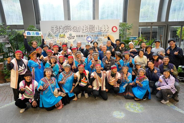 ▲「嘉明湖手作步道十週年特展」臺北前導展開幕活動，邀請民眾近距離感受這場別具意義、長達十年的守護行動。　圖：農業部林業及自然保育署臺東分署／提供