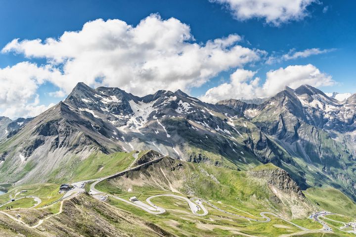 大鐘山冰川公路全長52公里，沿途蜿蜒迷人，是阿爾卑斯山冰川公路的先驅。　圖：永信旅遊／提供
