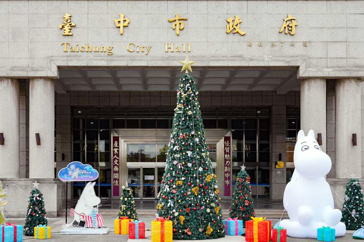 ▲「姆明」現身台中陽明市政大樓。　圖：台中市政府觀光旅遊局／提供