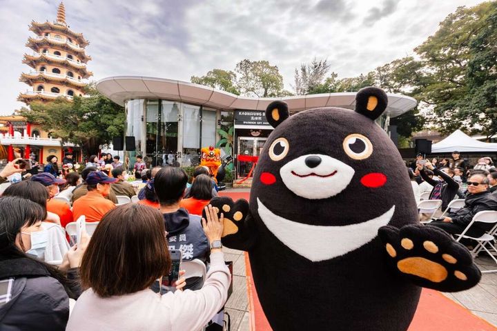 ▲「高雄熊」熱情揮手邀請國內、外粉絲及旅客一起來主題商店逛逛。　圖：高雄市政府觀光局／提供