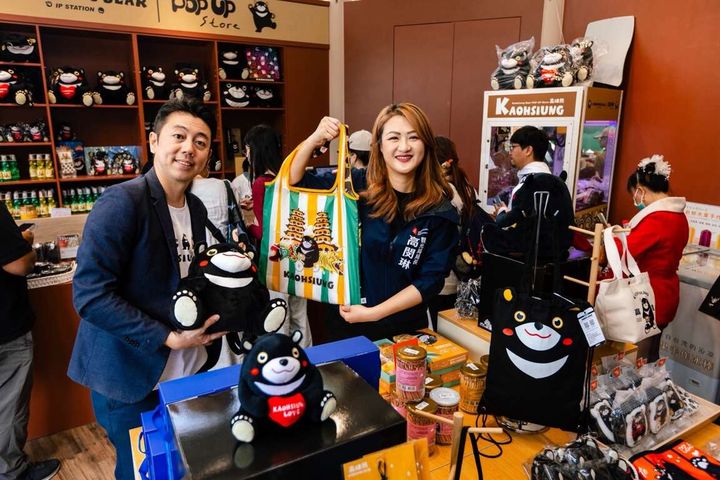 ▲高閔琳局長與營運商趣活文創總經理侯勝敦總經理，開箱結合龍虎塔意象的限定提袋與多款文創商品。　圖：高雄市政府觀光局／提供