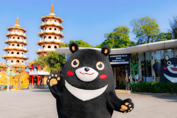 高雄熊與「高雄熊主題商店」及龍虎塔合影。　圖：高雄市政府觀光局／提供