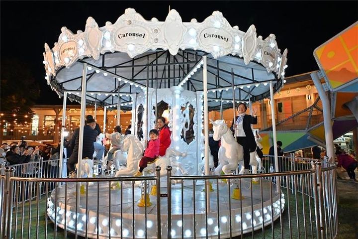 ▲「2026彰化月影燈季」展期長達65天，展區精彩且活動豐富，並貼心設置旋轉木馬供遊客乘坐。　圖：彰化縣政府／提供