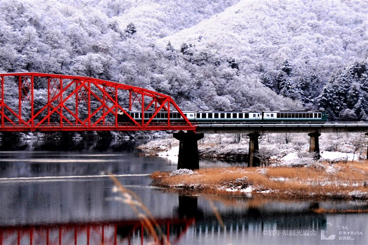 雪中的北上線列車景致，是岩手縣的冬日絕景。　圖：岩手縣／提供