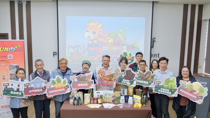 ▲「奔 FUN 185」雙層巴士以輕鬆、有趣的概念引領遊客親近土地。　圖：屏東縣政府交通旅遊處／提供