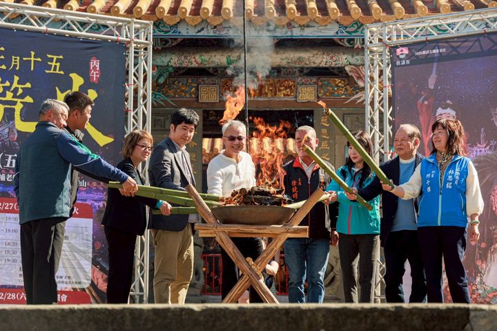 ▲啟動儀式：由北埔鄉公所鄉長莊明增、邱星崴副主委等與會貴賓點燃油笐火。　圖：客家委員會／提供