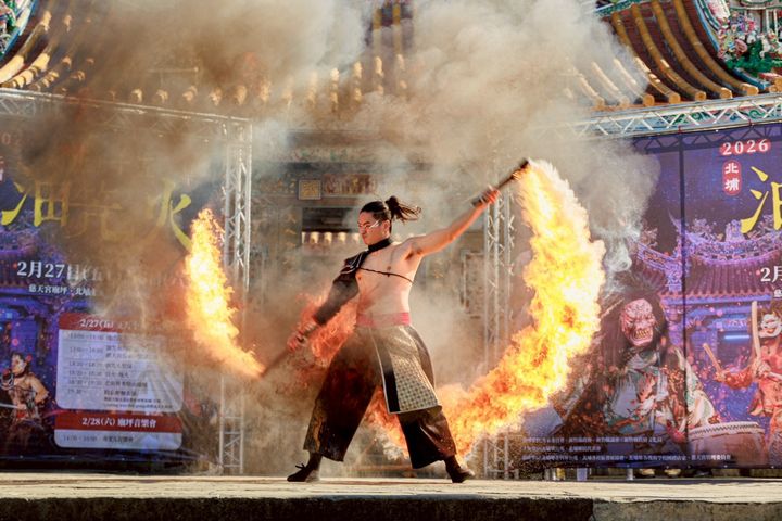 「即將成真火舞團」帶來精彩的開場表演，為活動揭開序幕。　圖：客家委員會／提供 