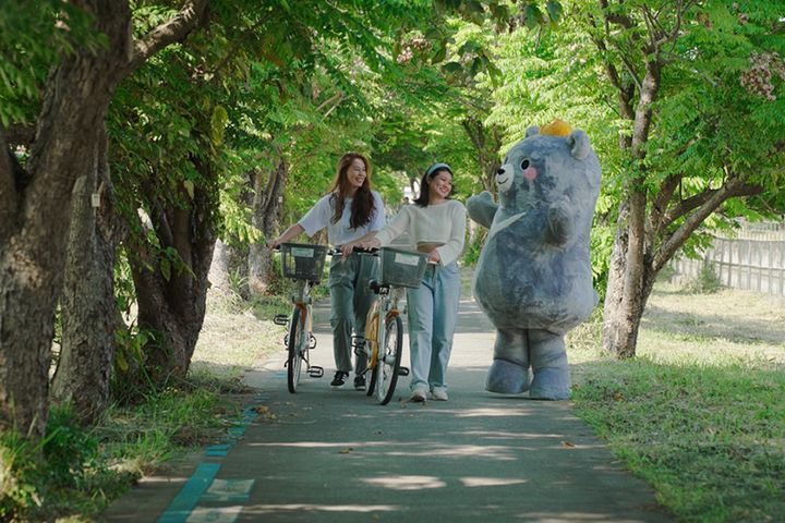 「灰熊熊」於山海圳自行車道，一起騎乘自行車。　圖：西拉雅國家風景區管理處／提供