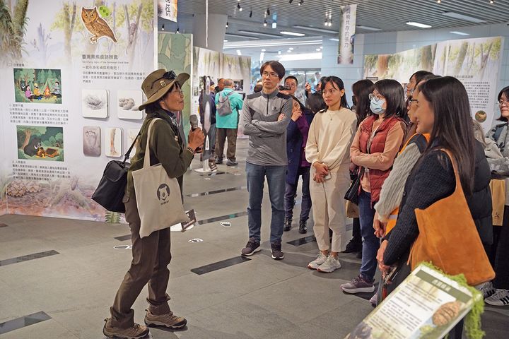 跟著特展現場解說員，一同走進臺灣黑熊世界。　圖：玉山國家風景區管理處／提供