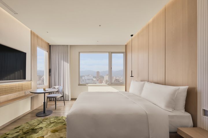 極簡客房設計，傳遞重新歸零理念。　圖：嵨開安旅／提供