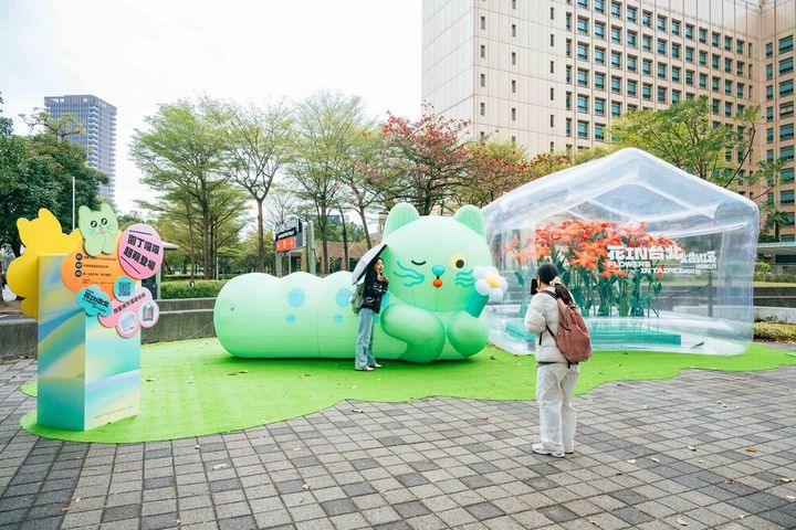 ▲巨型園丁「喵喵」氣偶軟萌療癒，吸引民眾合照。　圖：台北市政府工務局／提供