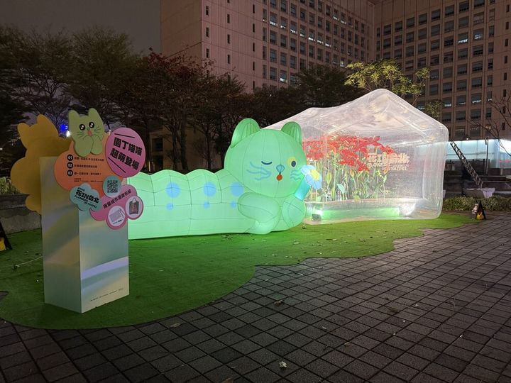 ▲裝置藝術夜間點燈，更顯奇幻氛圍。　圖：台北市政府工務局／提供