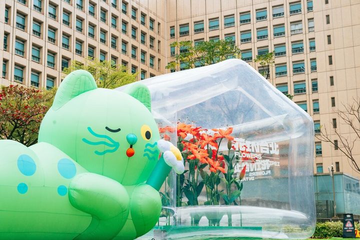 透明溫室內的巨型橘紅色百合細緻而擬真。　圖：台北市政府工務局／提供