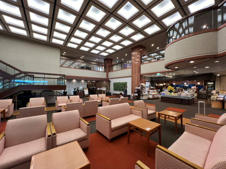 ▲「湯本富士屋飯店」的接待大廳採用挑高設計，讓整體空間更加寬敞壯麗。　圖：向日遊／提供