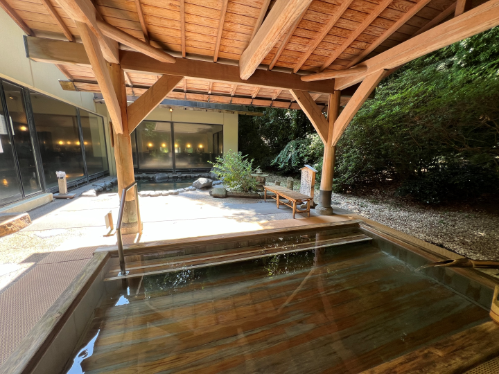 ▲湯處早雲規劃開放感十足的男女分別制的露天溫泉浴池，亦具備室內浴池。　圖：向日遊／提供