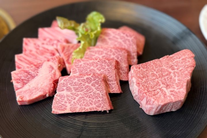 ▲農會直營餐廳「燒肉千屋牛」的大理石紋路般油花是美味保證。　圖：岡山縣台灣推廣事務所／提供