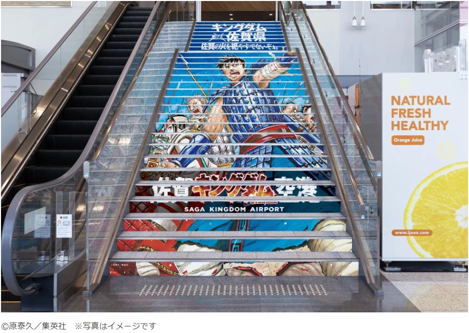 ▲1樓前往2樓的過程中，隨處可見巨大的名場面與角色裝飾。　圖：©原泰久╱集英社／提供