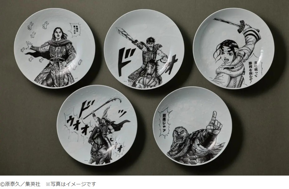 ▲佐賀機場3F「SPACE PARK」舉辦「佐賀王者天下機場特別展」，特別展出\與人間國寶家族合作的「有田燒」大瓷盤。 圖：©原泰久╱集英社／提供