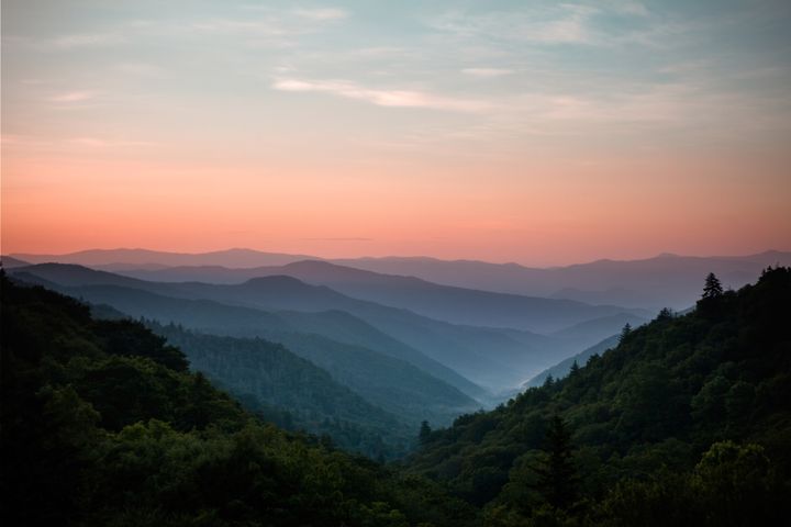 ▲夕陽映照層層山巒，薄霧勾勒大煙山絕美日落景致。　圖：美國國家旅遊局／提供