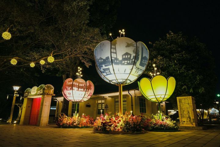 ▲勝利星村燈區「記憶之花」。　圖：屏東縣政府／提供