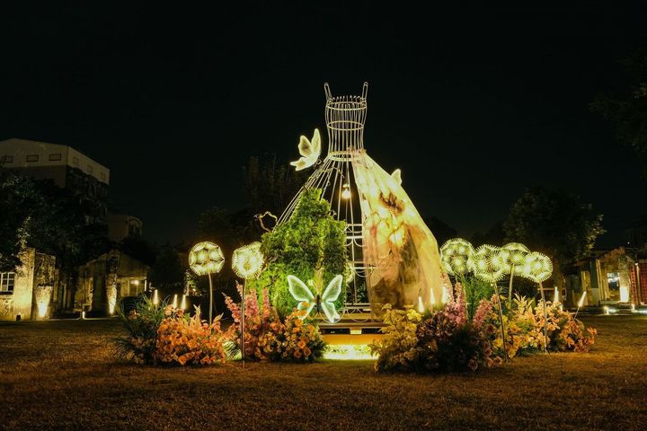 ▲勝利星村遺構公園「花仙子的衣裳」愈夜愈迷人。　圖：屏東縣政府／提供