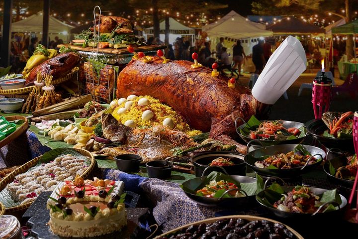 ▲吉隆坡威斯汀飯店以戶外市集風格呈現馬來西亞齋戒月熟悉的飲食場景。　圖：吉隆坡威斯汀飯店The Westin KL／來源